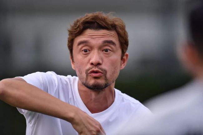 因为他的家族，在罗斯柴尔德家族中，不过就是个吊车尾的第三阶梯。